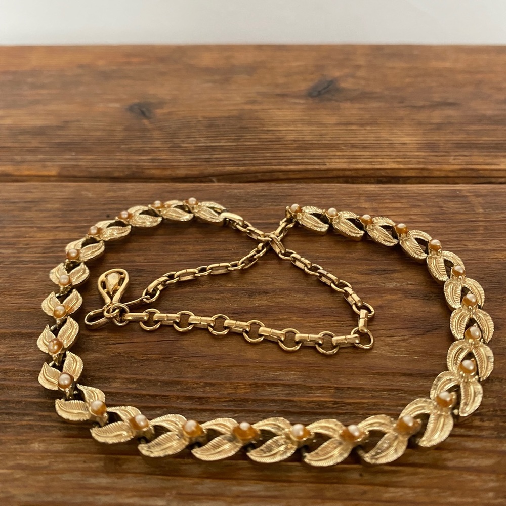 Vintage 50’s-60’s MidCentury Coro Gold Tone Leaf Pearl Choker Necklace